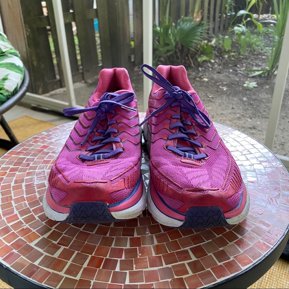 Great condition and durable hooks running shoes